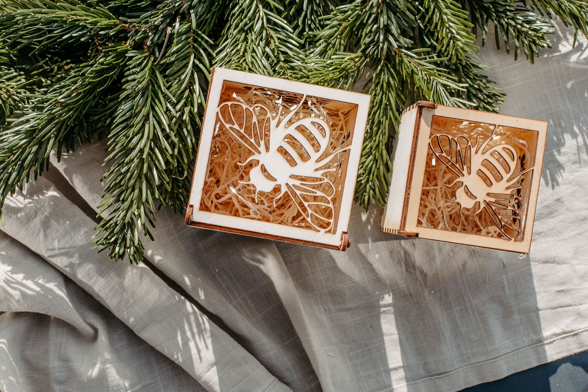 Holzschachtel mit Bienenmotiv als Verpackung für Honigglas.